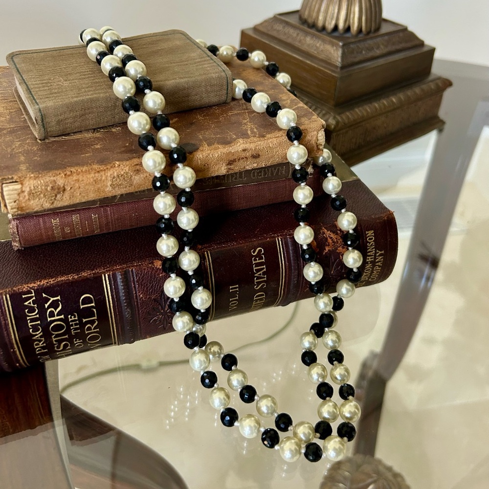 Black & White Pearl Long Necklace